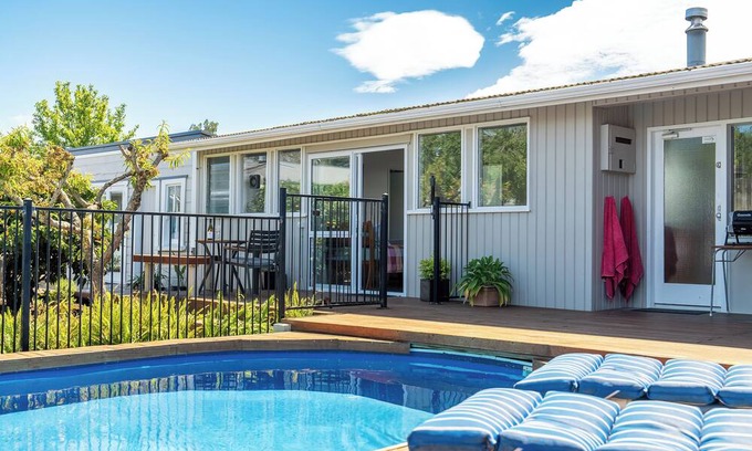Richmond Apartamento | Cosy Studio with Pool, Fire & Quirky Past – Your base to explore Tasman & Nelson