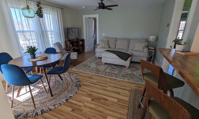 Fredonia Apartamento | Charming & Relaxing Two Bedroom Upper Apartment in the Heart of Fredonia