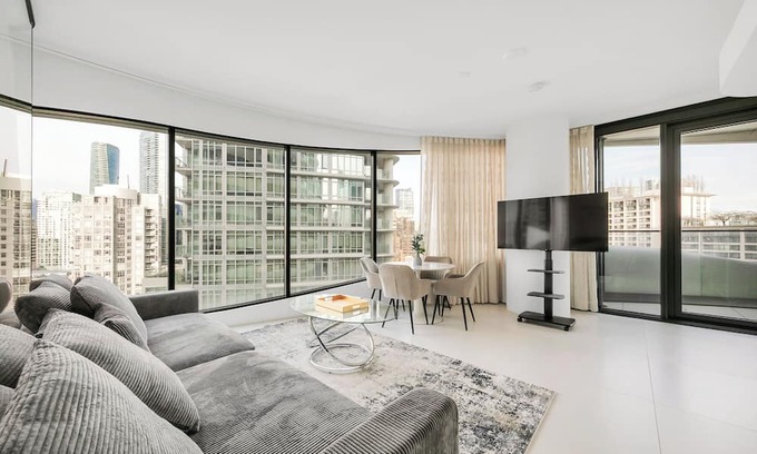 Coal Harbour Condominio | D28 - Bold. Iconic. Unforgettable. 2BR at The Butterfly