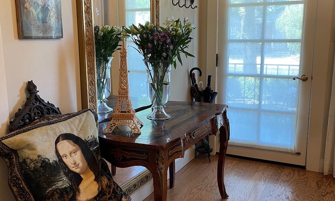 Napa Cabaña | Charming 2-bed cottage in fabulous Napa. Walk to downtown with WiFi, AC