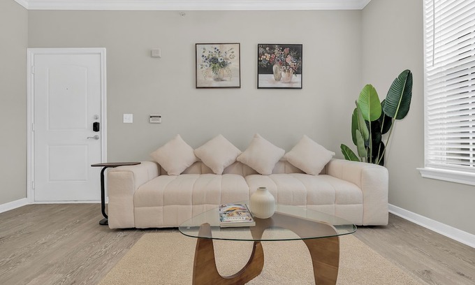 Egypt Apartamento | Charming 1BD in Magnolia - pool, gym & steps from shops!