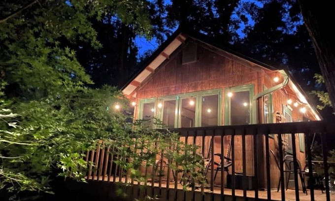 Chapel Hill Cabina | Magic Cabin: The perfect woodland escape located in the heart of Chapel Hill.