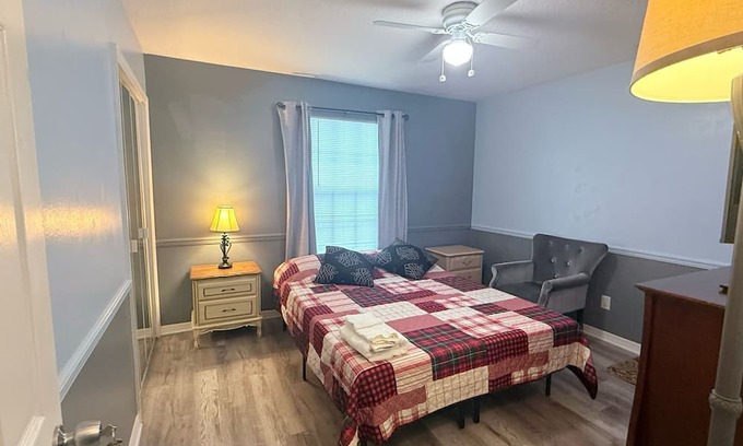 Port Malabar Cama Y Desayuno | Charming Room with WiFi and AC in Palm Bay