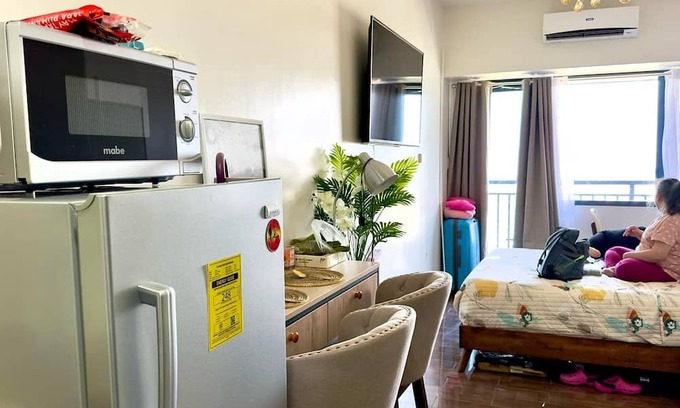 Salcedo Village Condominio | ART's Nest at Air Residences Vibrant Condo in Makati central business district