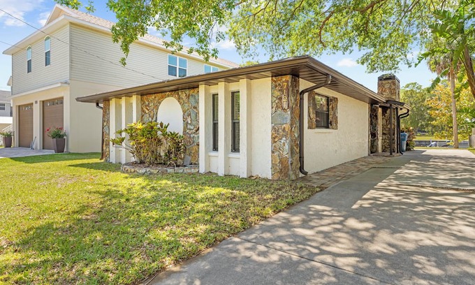 Weeki Wachee Gardens Casa | Charming 2-bedroom house in superb weeki wachee with WiFi, AC