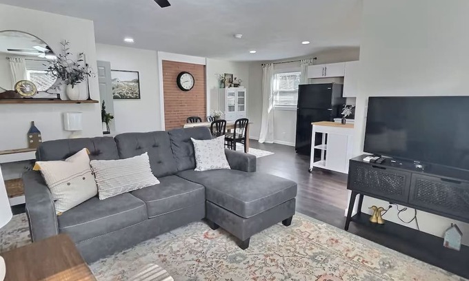 Blackberry Apartamento | Chic 1-bedroom apartment with WiFi, AC minutes from Philpott Lake