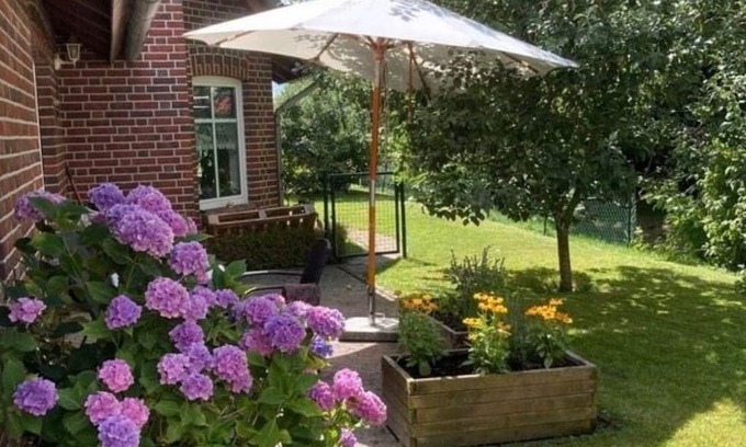 Detern Casa | Spacious ground floor apartment in a quiet residential area with a beautiful garden.