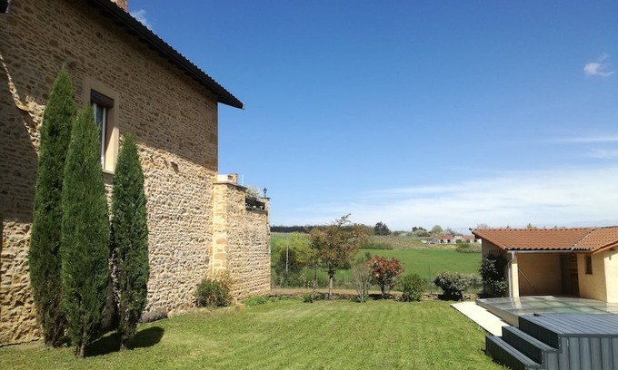 Saint-Germain-Nuelles Casa | Golden stone house with swimming pool for vacations in southern Beaujolais near Lyon