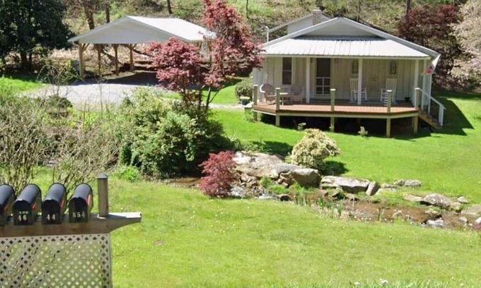 Ridgewood Estates Cabina | Relax and Recharge in a 1940's Creekside Cabin