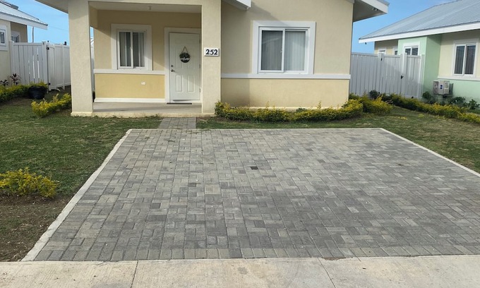 Lucea Casa | Charming 2-bedroom house with WiFi, fitness room in Lucea