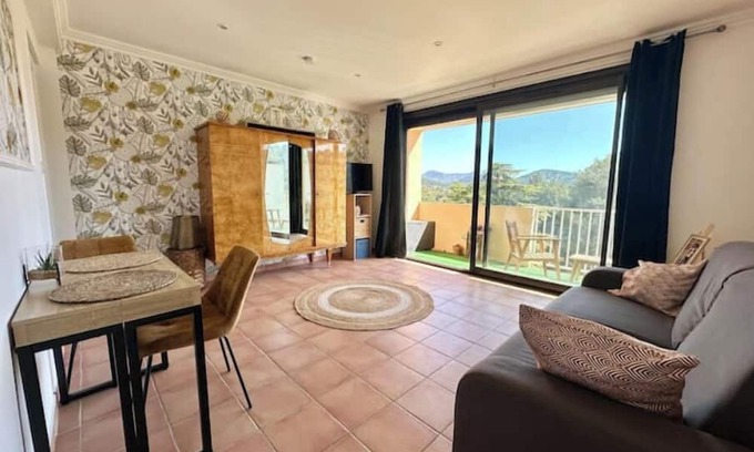 Carnoux-en-Provence Apartamento | 3 kms from Cassis T2 with terrace - free parking