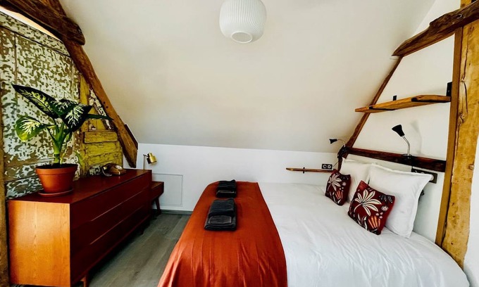 La Madelaine-sous-Montreuil Apartamento | Studio, 2 people (upstairs)