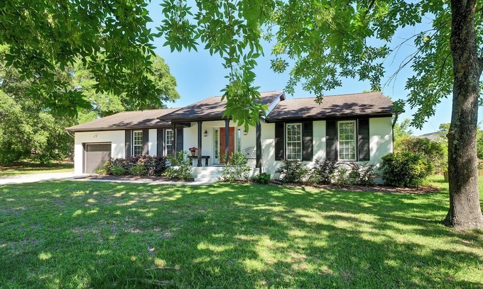 Wilmington Casa | Charming 3-bedroom, centrally located in wonderful Wilmington & in-ground pool!