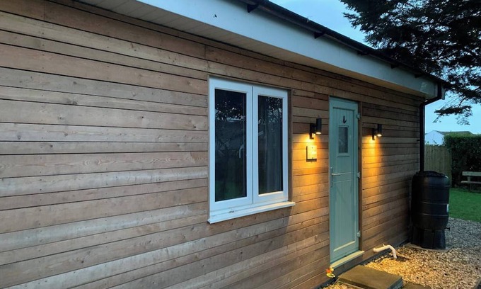 Llanelli Cabina | Y Caban-The Cabin-1 Bed-Sleeps 2-Parking-Fast Wifi
