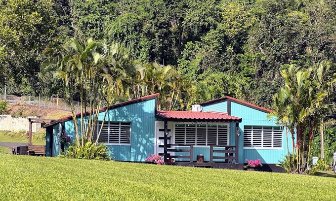 Mata de Platano Chalet De Esquí | Yunque Valley! 3-bedroom chalet in La Capital del sol, Luquillo! with AC, WiFi!