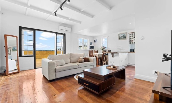 Mount Albert Casa | Central 4BR Family Home w/ Parking | Sleeps 7 | Near Auckland CBD