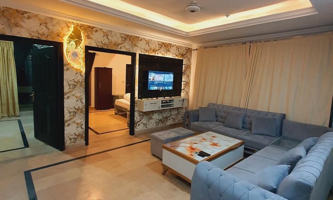 Islamabad Apartamento | Charming 2-Bedroom Apartment in E-11: Your Perfect VRBO Getaway with AC, WiFi