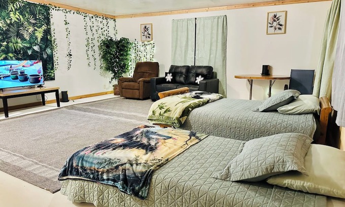 Cottonwood Apartamento | #2 Relaxing Rustic Retreat studio on 21 acres in Cottonwood WiFi, AC, Yoga room
