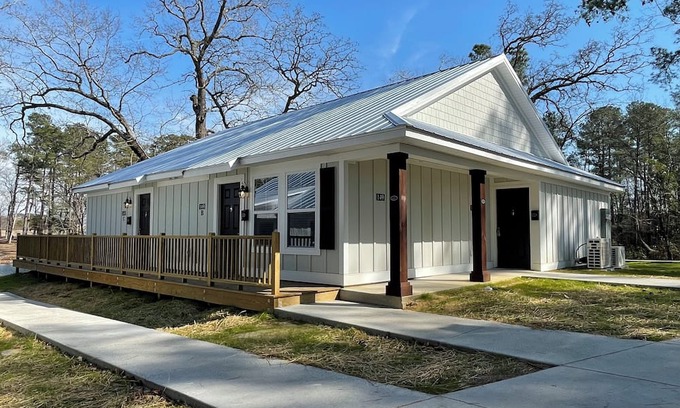 Elizabethtown Complejo | Luxury Lodging, Lakefront View, 3-bedroom, 3.5 bath, sleeps 10, wrap-around patio.