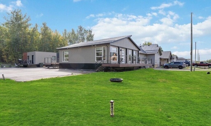 Central Alberta Casa | Modern Home and guest house in peaceful location.