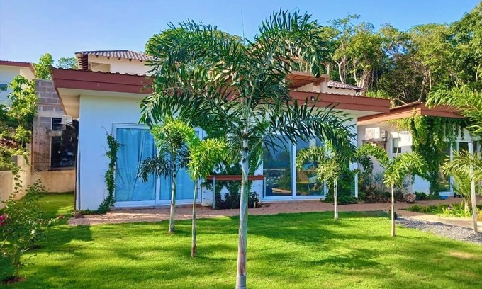 Isla de Utila Casa | Cozy 1-bedroom garden bungalow with AC, WiFi & pool in charming Utila