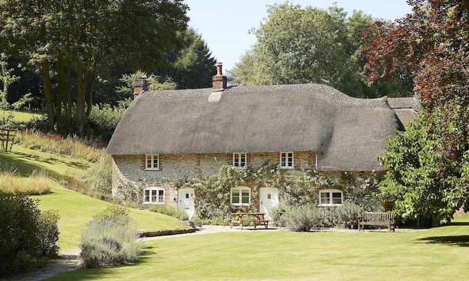 Ebbesborne Wake Cabaña | This beautiful 300-year-old detached thatched cottage nestled within the stunning Cranborne Chase.