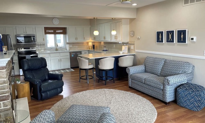 Belleville Casa | Clean, 3-bedroom cottage home with pool in the charming city of Belleville.