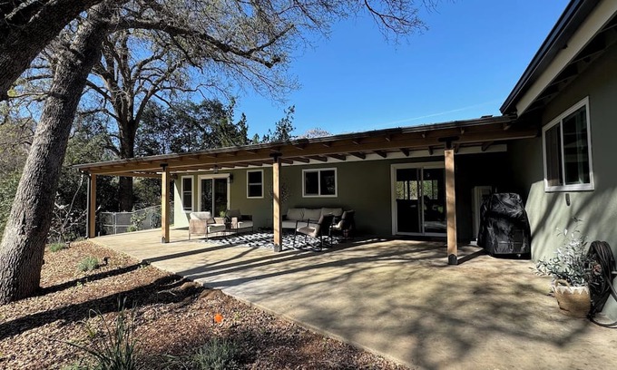 Three Rivers Casa | Charming 4-bedroom retreat, AC, sauna and hot tub close to Sequoia Nat'l Park