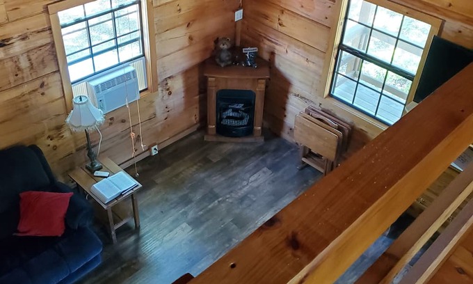 Winona Cabina | Charming 1-bedroom cabin in Winona. Close 50 minutes to Starkville for games.