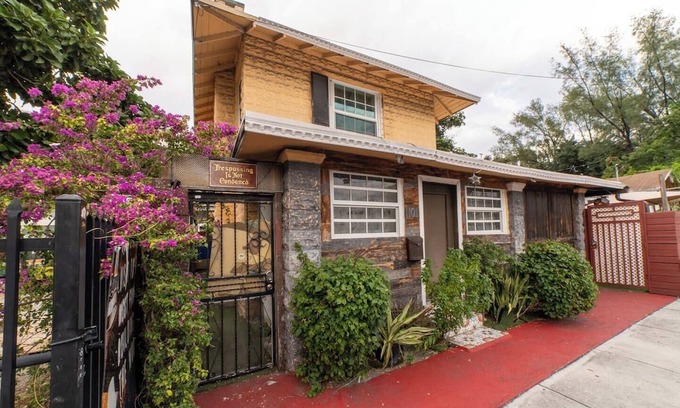 Midtown Cabaña | Entire House Five Vintage-Style Theme Rooms