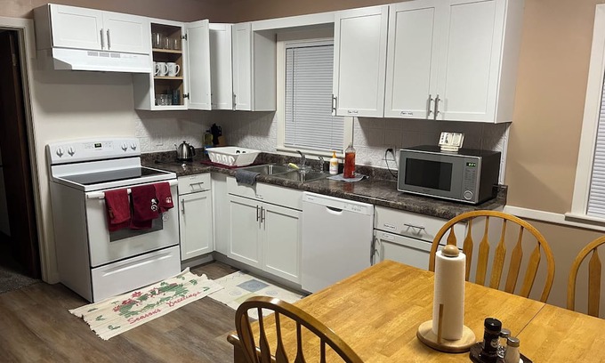 Waterloo Casa | 3-bedroom house in charming Waterloo with AC, WiFi. Enjoyable getaway awaits