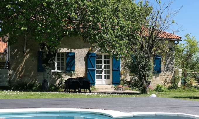 Sorges-et-Ligueux-en-Perigord Cabaña | Gîte - Le Viennois: This cozy luxury 1-6 person semi-detached gîte