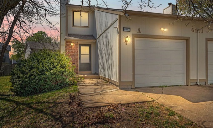 Southwest Topeka Casa | Spacious townhome - 2-bedrooms with King Beds in quite cul-de-sac - sleeps 6
