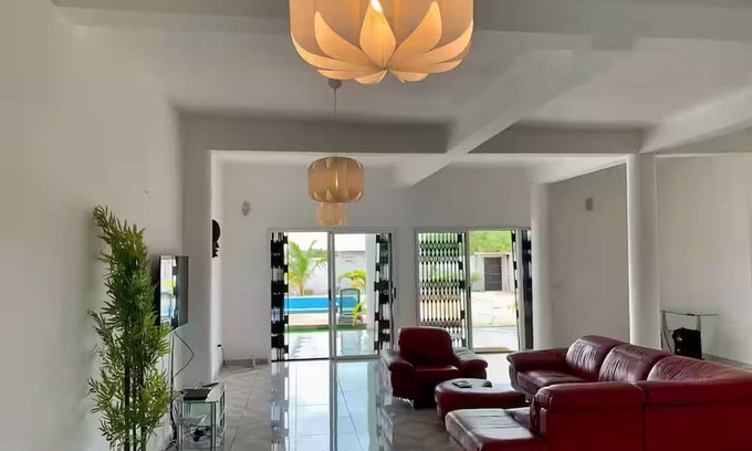 Assinie Cama Y Desayuno | Mako room: idyllic setting with breakfast