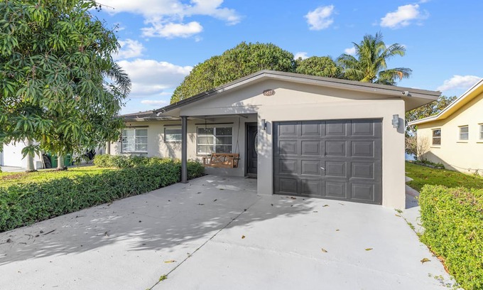 Tamarac Casa | Lakefront 3BR Home in Tamarac – Peaceful Views & Cozy Comfort