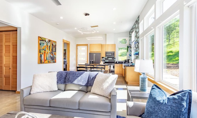 Three Rivers Casa | Happy Heart House: Elegant 2-bedroom house with stunning views close to the park