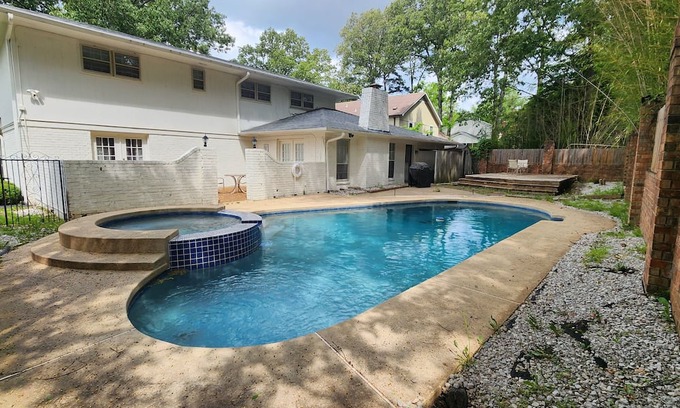 Cordova Casa | Southern-Inspired 5-BR Luxury Home with POOL & Jetted Tub - Simply Marvelous.