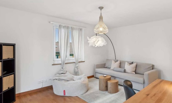 Center Apartamento | Basic 3BR Stay with Balcony Near Zürich HB