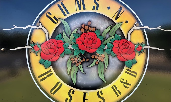 Tatiara Cama Y Desayuno | Gums N Roses B&B Quiet & Central Location. Spacious For Family & Pet Friendly🌹