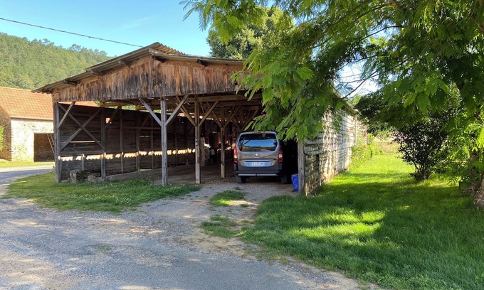 Montignac Apartamento | New ground floor apartment in renovated farmhouse on grassed courtyard.