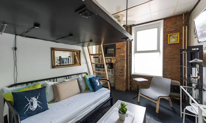 Fishtown Apartamento | BUSSIN efficiency apartment in fab Fishtown Dog-Friendly, fast WiFi, AC, W/D
