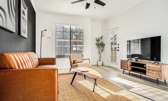 Glendale Sports and Entertainment District Apartamento | 1BR by Stadium Pool, Parking, Gym 02