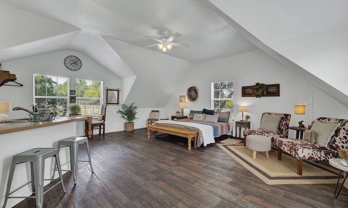 Fredericksburg Casa | Cactus Flower Treehouse-Pet Friendly-Hill Country Views!