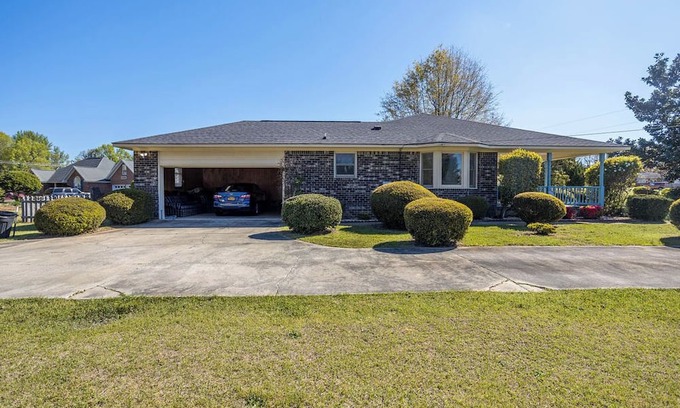Sumter County Casa | 3-bedroom house in charming Sumter near Shaw AFB with WiFi, AC. Book now