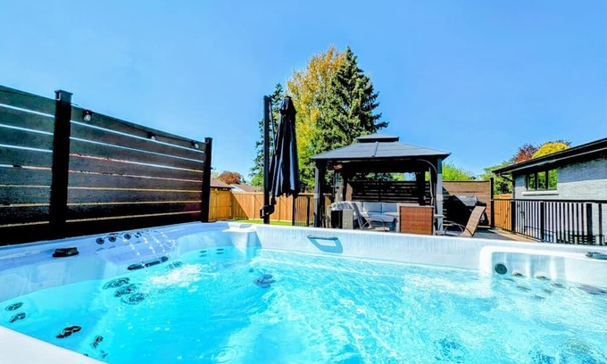 Niagara Falls Casa | Relax in Nature| SwimSpa + Fire Pit| Niagara Falls