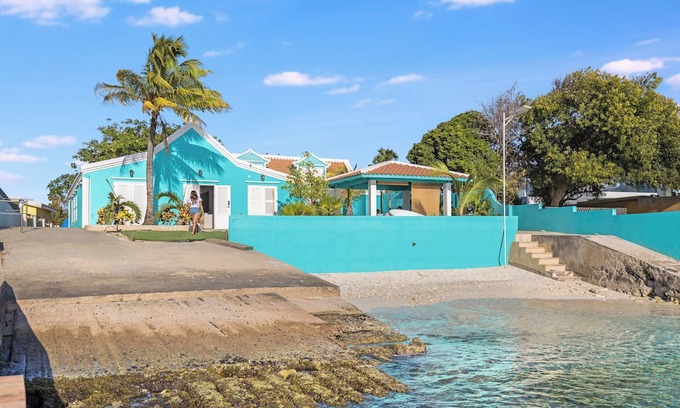 Playa Casa | Beautiful Charming Beachhouse Prime location walking distance to restaurants