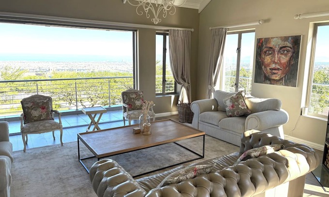 Helderberg Rural Casa | Beautiful house with a fantastic view of False Bay - a secure property