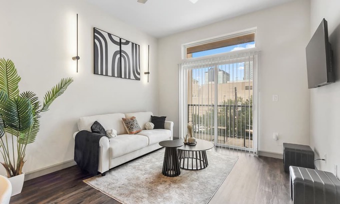 Central Business District Apartamento | Downtown Houston Modern Elegant Loft with Free Parking/WiFi/Skyview/Pool