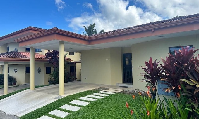 Tarcoles Casa | Cozy newly renovated 2-bedroom house 10 mins from the beach!