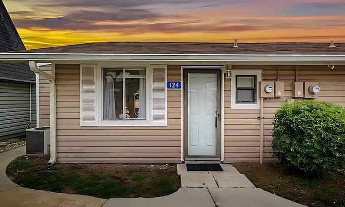 Clermont Condominio | 2 BR/2 bath Clermont cottage w/ Heated Olympic Pool/basketball/lake access